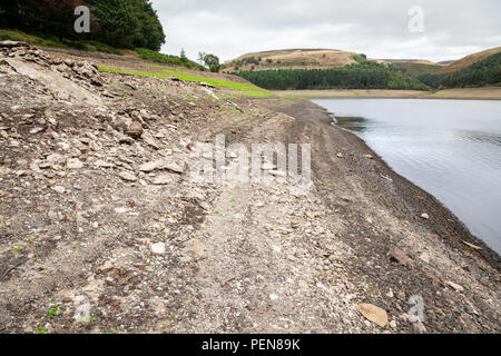 Eine Ansicht von Howden Reservoir in den Peak District, aus der die Auswirkungen einer langen, heißen Bann über Sommer auf der Wasserstände gehabt hat. Stockfoto