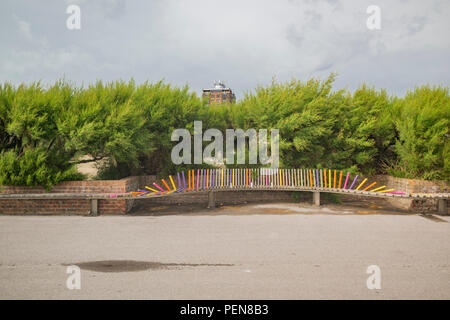 Die längste Sitzbank bei East Beach, Littlehampton, West Sussex durch Architekturbüro Studio weben. PHILLIP ROBERTS Stockfoto