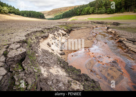 Eine Ansicht von Howden Reservoir in den Peak District, aus der die Auswirkungen einer langen, heißen Bann über Sommer auf der Wasserstände gehabt hat. Stockfoto