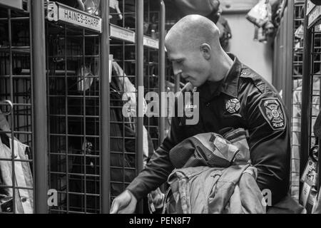 Staff Sgt. Russell Vidler, 98th Abteilung Weiterbildung (IET) Drill Sergeant des Jahres und Feuerwehrmann für die Stadt von Ithaca, bereitet seine Ausrüstung in der Vorbereitung für die Nacht am Hauptbahnhof in Ithaca, N.Y., 16. Dezember 2015. Vidler hat wie ein Feuerwehrmann mit der Ithaca Feuerwehr seit zwei Jahren gearbeitet. (U.S. Armee Foto von Sgt. 1. Klasse Brian Hamilton) Stockfoto