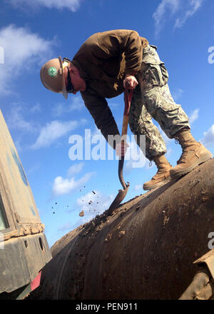 151210-N-SL 238-213 Insel San Clemente, Kalifornien (31. 10, 2015) Anlagen betreiber Constructionman Austin Keeler zu Naval Mobile Konstruktion Bataillon (NMCB) 3 der Trommel der Vibrationswalze nach dem täglichen Betrieb reinigt zugeordnet. Die Details der Insel San Clemente Straße Wartung Mannschaft verwendet, um die Walze zu kompakten Straßen, die Reihe training Entwicklungen unterstützen. (U.S. Marine Foto von Engineering 2. Klasse Joshua Goldstein/Freigegeben) Stockfoto