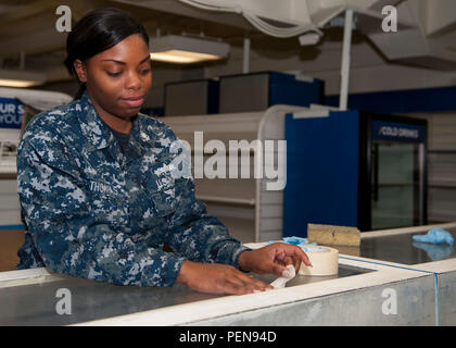 151229-N-HX 806-071 SAN DIEGO (31. 29, 2015) das Schiff Veteran Klasse 2 Shanae Thomas bereitet eine Oberfläche für Malerei an Bord der Flugzeugträger USS Carl Vinson (CVN 70). Carl Vinson ist derzeit Leiter der Marineoperationen geplante schrittweise Verfügbarkeit (PIA) Zeitraum in ihren Heimathafen San Diego. (U.S. Marine Foto von Mass Communication Specialist Seaman Tom Tonthat/Freigegeben) Stockfoto