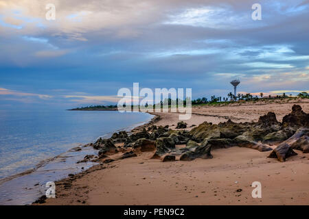 Sonnenaufgang über felsiger Küste und Strand Stockfoto