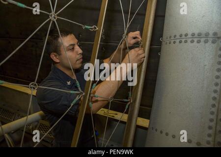 151231-N-KW492-070 arabischen Golf (31. Dezember 2015) Rumpf Maintenance Technician 3. Klasse Oscar Avilez, von Tonasket, Washington, behebt eine Fremdkörper Schäden (FOD) Bildschirm auf ein Landungsboot Luftkissen (STERNS) im gut Deck des amphibischen Angriff Schiff USS Kearsarge (LHD-3). Kearsarge ist das Flaggschiff für die Kearsarge amphibische bereit Gruppe (ARG) und mit der eingeschifften 26. Marine Expeditionary Unit (MEU), zur Unterstützung der Sicherheit im Seeverkehr Operationen und Sicherheitsbemühungen Zusammenarbeit Theater in den USA bereitgestellt wird 5. Flotte Einsatzgebiet. (U.S. Navy Photo von Masse Kommunikation Spezialist Naht Stockfoto