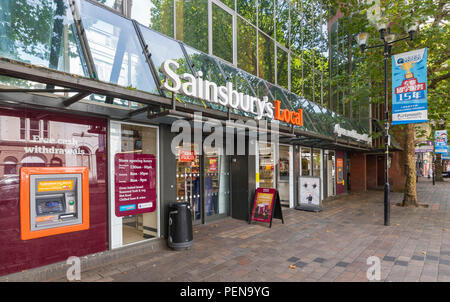 Sainsbury's Local Store Front Eingang in Portsmouth, Hampshire, England, UK. Sainsburys store Front UK. Sainsbury Supermarkt Lebensmittel lagern. Stockfoto