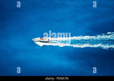 Blick von oben auf die touristische Boot segeln im Meer auf voller Geschwindigkeit Stockfoto