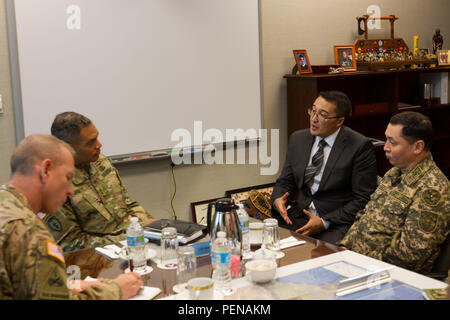 Generalleutnant Michael X. Garrett (Zweite von links), Kommandierender General, U.S. Army Central und Command Sgt. Maj. Ronnie R. Kelley, Senior Berater angeworben, USARCENT, Rücksprache mit Gen.Maj. Mukhamedzhan Talasov, stellvertretender Vorsitzender des allgemeinen Personals für Kasachstan Streitkräfte bei einem Besuch in der Zentrale von USARCENT Shaw vor kurzem. Stockfoto