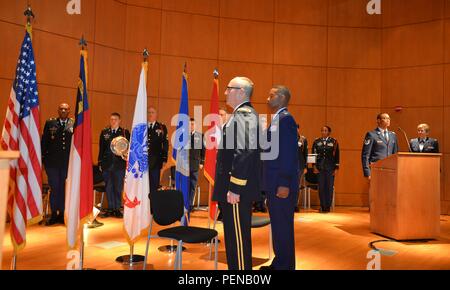 Freunde, Familie, North Carolina National Guard Soldaten und Piloten Zeugnis der Geschichte als Clarence Ervin war der Brigadegeneral der erste afrikanische amerikanische General den N.C. gefördert Air Guard der 67-jährigen Geschichte an einer Zeremonie an der NCNG Joint Force Headquarters in Raleigh, N.C., Dez. 18, 2015. "Ich bin ein gesegneter Mann, ich danke Gott und alle die, die hier die mir geholfen", sagte Ervin. In seiner neuen Rolle, Brig. Gen. Ervin dient als NCANG Stabschef Vorbereitung Flieger für weitere Einsätze und Missionen im gesamten, Staat, Nation und Welt. Stockfoto