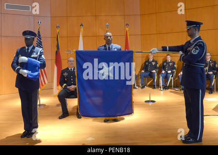 Freunde, Familie, North Carolina National Guard Soldaten und Piloten Zeugnis der Geschichte als Clarence Ervin war der Brigadegeneral der erste afrikanische amerikanische General den N.C. gefördert Air Guard der 67-jährigen Geschichte an einer Zeremonie an der NCNG Joint Force Headquarters in Raleigh, N.C., Dez. 18, 2015. "Ich bin ein gesegneter Mann, ich danke Gott und alle die, die hier die mir geholfen", sagte Ervin. In seiner neuen Rolle, Brig. Gen. Ervin dient als NCANG Stabschef Vorbereitung Flieger für weitere Einsätze und Missionen im gesamten, Staat, Nation und Welt. Stockfoto