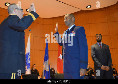 Freunde, Familie, North Carolina National Guard Soldaten und Piloten Zeugnis der Geschichte als Clarence Ervin war der Brigadegeneral der erste afrikanische amerikanische General den N.C. gefördert Air Guard der 67-jährigen Geschichte an einer Zeremonie an der NCNG Joint Force Headquarters in Raleigh, N.C., Dez. 18, 2015. "Ich bin ein gesegneter Mann, ich danke Gott und alle die, die hier die mir geholfen", sagte Ervin. In seiner neuen Rolle, Brig. Gen. Ervin dient als NCANG Stabschef Vorbereitung Flieger für weitere Einsätze und Missionen im gesamten, Staat, Nation und Welt. Stockfoto