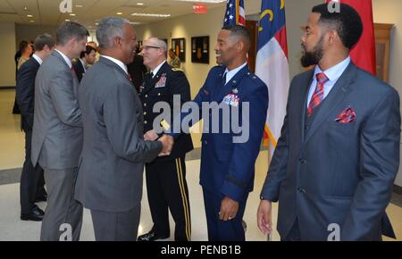 Freunde, Familie, North Carolina National Guard Soldaten und Piloten Zeugnis der Geschichte als Clarence Ervin war der Brigadegeneral der erste afrikanische amerikanische General den N.C. gefördert Air Guard der 67-jährigen Geschichte an einer Zeremonie an der NCNG Joint Force Headquarters in Raleigh, N.C., Dez. 18, 2015. "Ich bin ein gesegneter Mann, ich danke Gott und alle die, die hier die mir geholfen", sagte Ervin. In seiner neuen Rolle, Brig. Gen. Ervin dient als NCANG Stabschef Vorbereitung Flieger für weitere Einsätze und Missionen im gesamten, Staat, Nation und Welt. Stockfoto