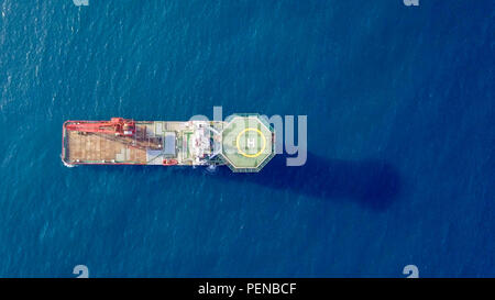 Luftbild von eine Mittelgroße rote Offshore Supply Schiff mit einem Hubschrauberlandeplatz und einem großen Kran Stockfoto