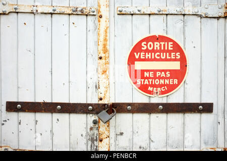 Französische Warnschild parken Sie nicht auf Holz Garagentore in Villereal Südwesten Frankreichs 2018. Stockfoto