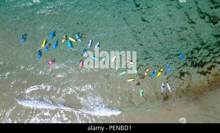 Surfer fang Wellen im Mittelmeer - von oben nach unten Luftbild von Wave Surfers und bunten Boards. Stockfoto