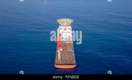 Luftbild von eine Mittelgroße rote Offshore Supply Schiff mit einem Hubschrauberlandeplatz und einem großen Kran Stockfoto