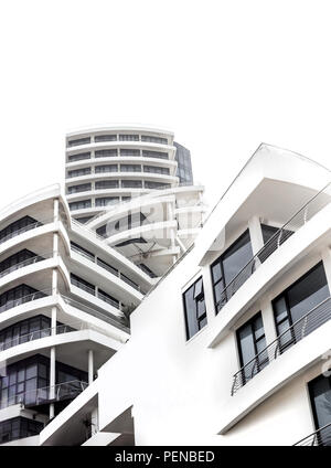 Durban, Südafrika - 9 April, 2018: Apartment Gebäude entlang der Strandpromenade. Stockfoto