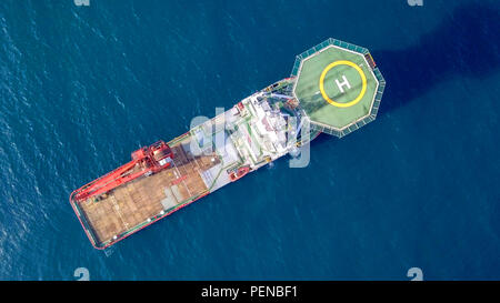 Luftbild von eine Mittelgroße rote Offshore Supply Schiff mit einem Hubschrauberlandeplatz und einem großen Kran Stockfoto