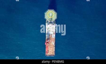 Luftbild von eine Mittelgroße rote Offshore Supply Schiff mit einem Hubschrauberlandeplatz und einem großen Kran Stockfoto