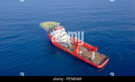 Luftbild von eine Mittelgroße rote Offshore Supply Schiff mit einem Hubschrauberlandeplatz und einem großen Kran Stockfoto