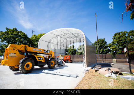 Hier dargestellt, eine neue temporäre Feuerwache wurde am Fort McNair Teil des Joint Base Myer-Henderson Halle im September 2015 gebaut, das Hinzufügen neuer Feuer Reaktionsfähigkeit auf den Teil der gemeinsamen Basis. Die Zwischenstation wird Haus zwei Löschfahrzeuge, entsprechend JBM-HH Fire Chief Russell Miller. Die neue Station soll die Jbm-HH Feuerwehr zu dienen, bis eine neue, permanente Feuerwache konstruiert werden können. Das große Zelt war auf dem Basketballplatz zwischen 4. und 5. Avenue, direkt neben der historischen Viertel 28 und einen Parkplatz. Der Bahnhof ist 36 Meter breit, 40 - Gebühr Stockfoto