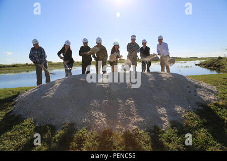 Am 7. Januar 2016 begann das U.S. Army Corps of Engineers mit dem Bau eines der verbliebenen C-111 South Dade-Projektverträge. Die Initiative ist Teil der größeren Sanierungsbemühungen der Everglades im Miami-Dade County, Florida. Die Zeremonie umfasste die Leitung des South Florida Water Management District und des Department of the Interior, die die Koordinierung zwischen den Behörden betonten, um den natürlichen Wasserfluss wiederherzustellen, Ökosysteme zu schützen und eine nachhaltige Wasserbewirtschaftung in den Everglades zu unterstützen. Stockfoto