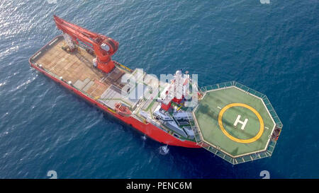 Luftbild von eine Mittelgroße rote Offshore Supply Schiff mit einem Hubschrauberlandeplatz und einem großen Kran Stockfoto