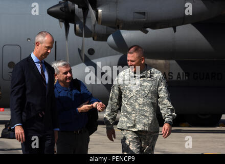 Amb. Tom Kelly, US-Botschafter in Dschibuti, Links, und der US-Armee Generalmajor Mark Stammer, Combined Joint Task Force-Horn von Afrika kommandierender General, rechts, willkommen Senator Jack Reed von Rhode Island nach Camp Lemonnier, Dschibuti, dem 7. Januar 2016. Reed, Senate Armed Services Committee ranking Mitglied, besuchte mehrere Länder im Bereich der Betriebs- und Intelligenz Updates von unterschiedlichen militärischen Befehle zu empfangen, sowie die wichtigsten Engagements mit host Nation und US-Außenministerium Führung auszuführen. (U.S. Air Force Foto: Staff Sgt. Kate Thornton) Stockfoto