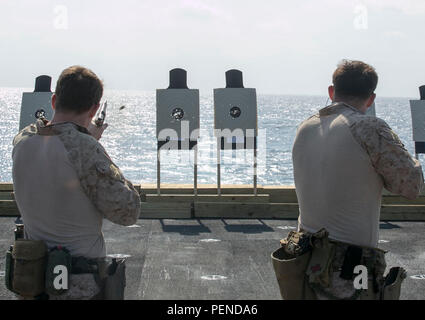 US-Marines vom Force Reconnaissance Detachment, Maritime RAID Force, 26. MEU, Feuerpistolen auf stationäre Ziele an Bord der USS Arlington (LPD-24) im Golf von Oman am 5. Januar 2016. Die Trainingsübung verbessert die Kampfkompetenz und Teamarbeit. Die 26. MEU wird zusammen mit der Kearsarge Amphibious Ready Group eingesetzt, um die Operationen der 5. US-Flotte zu unterstützen und die amphibischen Fähigkeiten und die Bereitschaft für regionale Sicherheitsmissionen zu demonstrieren. Stockfoto