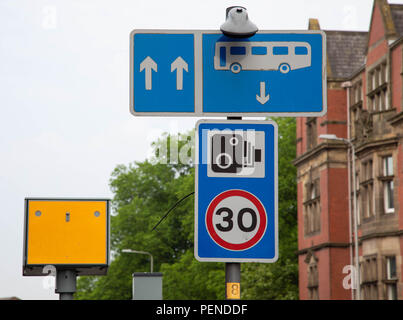 Schilder, die die Anwesenheit von busspuren Geschwindigkeitsbegrenzungen und Blitzer Preston, Lancashire, Juni 2018 Stockfoto