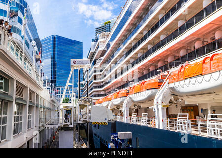 Einschiffen Passagiere auf der MS Nieuw Amsterdam (Holland America Line) im Hafen von Vancouver, British Columbia, Kanada Stockfoto