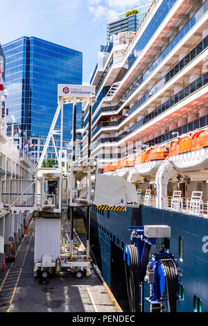 Einschiffen Passagiere auf der MS Nieuw Amsterdam (Holland America Line) im Hafen von Vancouver, British Columbia, Kanada Stockfoto