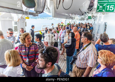 Bohren Sie anweisen, die Fluggäste über die Rettungsboote an Bord der MS Nieuw Amsterdam (Holland America Line) nach dem Verlassen des Hafens von Vancouver, British Columbia. Stockfoto