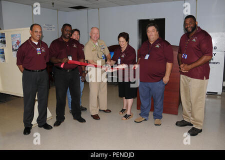 151202-N-YZ 910-001 JACKSONVILLE, Fla. (31. 2, 2015) Flotte Bereitschaft Zentrum Südost befehlshabenden Offizier, Kapitän Chuck Stuart, Mitte und Mitarbeiter Engagement und Integration Team Member Francine Juhlin geschnitten, um die Multifunktionsleiste zu neuen "Kommunikation Station die Crinkley des Motors Werk offiziell geöffnet." Der Bahnhof besteht aus acht neuen Computern verfügbar Arbeitnehmer Zugang zu Ausbildungs- und Beschäftigungsmöglichkeiten zu verbessern. Im Bild von links, Carlos Lagrule, Eugene Mackey, Roger Wright, Stuart, Juhlin, Peter Millard und Kyron George. (U.S. Marine Foto von Victor Pitts/Freigegeben) Stockfoto