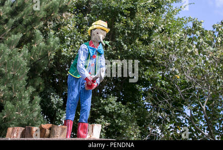 Jiminy Cricket Vogelscheuche im Einmal gestalteten Garten bei Southport Flower Show, 2018 Stockfoto