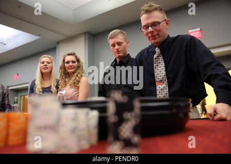 Service für Mitglieder und Gäste mit Sitz und Hauptverwaltung Squadron zusehen, wie ein Roulette Kugel dreht sich zu einem Anschlag, während der Bilanzpressekonferenz des Geschwaders Casino Nacht im Marine Corps Air Station Cherry Point, N.C., Jan. 8, 2016. Die Veranstaltung gab Service Mitglieder, Freunde und Familien die Gelegenheit, Spaß zu haben und wettbewerbsfähig zu erhalten. Bei der Einreise zu der Veranstaltung, jeder Gast war gefälschtem Geld, die Sie in zu den Händlern für Chips für die Chance, eines von Dutzenden von Tür Preise zu gewinnen. Stockfoto