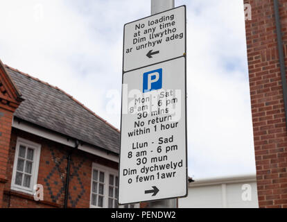 Zweisprachiges Straßenschild in Englisch und Walisisch, Laden und parkbeschränkungen Wrexham Wales Juni 2018 Stockfoto