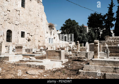 Ein Muslimischer Friedhof legt vor und neben dem König Davids Grab Verbindung, die auch Häuser im Abendmahlssaal, als die "oberen Zimmer', ein Zimmer traditionell hielt den Ort des Letzten Abendmahls bekannt. Stockfoto