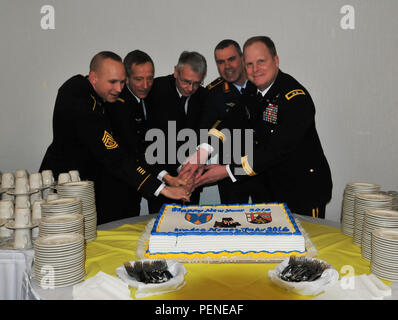 Command Sgt. Maj. Rodney Rhoades (links), der 21 Theater Sustainment Command älterer Soldat Führer; Französische Armee Generalleutnant Dominque De Longvilliers, Stellvertretender Befehlshaber des NATO Allied Air Command; Dr. Klaus Weichel, Oberbürgermeister der Stadt Kaiserslautern; Bundeswehr Brig. Gen. Gerald Funke der Deutschen Armee Logistik; Befehl und Generalmajor Duane Glücksspiel, das 21 TSC kommandierender General, geschnitten Kuchen das neue Jahr mit einer militärischen Säbel während der 2016 21 TSC Neujahrsempfang Jan. 8 gehalten an der Vogelweh militärische Komplex. Rund 300 US-amerikanischen, deutschen und die NATO militärische und zivile Führungskräfte und Gäste ermuti Stockfoto