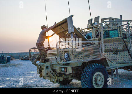 Spc. Samuel L. Esposito, ein Soldat von 317 Brigade Ingenieur Bataillons, 3. Brigade Combat Team, 10 Mountain Division (leichte Infanterie), Fort Polk, Louisiana, schließt die Haube auf eine Mine beständig Hinterhalt geschützt Fahrzeug er gerade eine reguläre Wartung auf, Bagram Air Field, Afghanistan, Jan. 12, 2016. Esposito arbeitet mit Task Force Büffel, die Force Protection Operationen rund um den Flugplatz. (U.S. Armee Foto von Sgt. 1. Klasse Nathan Hutchison/Freigegeben) Stockfoto