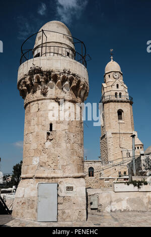 Die Benediktinerabtei Dormitio Abtei Glockenturm (R) steht parallel zu einer Moschee Minarett auf dem der König Davids Grab Verbindung, die auch Häuser im Abendmahlssaal, als die "oberen Zimmer', ein Zimmer traditionell hielt den Ort des Letzten Abendmahls werden gebaut, bekannt. 1352 Abtei Hagia Maria Sion, 1352 Unsere Liebe Frau Kloster, auf dem Berg Zion, gerade außerhalb der Zion Gate. Das benediktinische Basilika wurde über dem Ort, wo Jungfrau Maria sagte schläft zum letzten Mal gefallen zu haben neben dem Ort des Letzten Abendmahls. Das Land wurde von dem deutschen Kaiser Wilhelm II. aus dem Turki gekauft Stockfoto