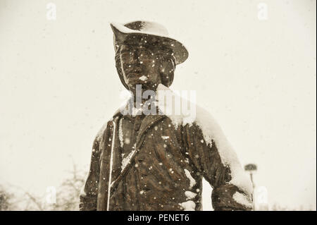 Eine verschneite Minuteman Statue guard außerhalb Ohio National Guard Joint Force Headquarters Jan. 12, 2016, an der Generalmajor Robert S. Beightler Waffenkammer in Columbus, Ohio. Die meisten von Ohio war ungewöhnlich warmen Wetter bis Mitte Januar, die niedrigen Temperaturen und die erste bedeutende Schneefälle im Winter brachte erlebt. (Ohio National Guard Foto von Bill Pierce) Stockfoto