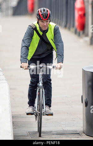 Benedict Cumberbatch Fahrradfahren in Lambeth Bridge, London, während des Filmens Szenen für Kanal 4 Drama 'Brexit', in denen Cumberbatch spielt Dominic Cummings. Mit: Benedict Cumberbatch Wo: London, Großbritannien Wann: 16 Aug 2018 Quelle: WENN.com Stockfoto