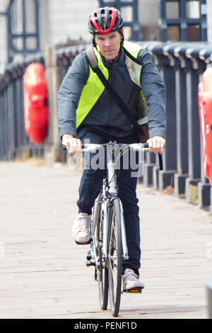 Benedict Cumberbatch Fahrradfahren in Lambeth Bridge, London, während des Filmens Szenen für Kanal 4 Drama 'Brexit', in denen Cumberbatch spielt Dominic Cummings. Mit: Benedict Cumberbatch Wo: London, Großbritannien Wann: 16 Aug 2018 Quelle: WENN.com Stockfoto