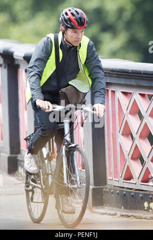 Benedict Cumberbatch Fahrradfahren in Lambeth Bridge, London, während des Filmens Szenen für Kanal 4 Drama 'Brexit', in denen Cumberbatch spielt Dominic Cummings. Mit: Benedict Cumberbatch Wo: London, Großbritannien Wann: 16 Aug 2018 Quelle: WENN.com Stockfoto