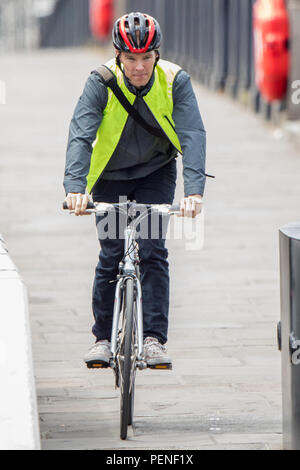 Benedict Cumberbatch Fahrradfahren in Lambeth Bridge, London, während des Filmens Szenen für Kanal 4 Drama 'Brexit', in denen Cumberbatch spielt Dominic Cummings. Mit: Benedict Cumberbatch Wo: London, Großbritannien Wann: 16 Aug 2018 Quelle: WENN.com Stockfoto