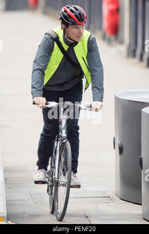 Benedict Cumberbatch Fahrradfahren in Lambeth Bridge, London, während des Filmens Szenen für Kanal 4 Drama 'Brexit', in denen Cumberbatch spielt Dominic Cummings. Mit: Benedict Cumberbatch Wo: London, Großbritannien Wann: 16 Aug 2018 Quelle: WENN.com Stockfoto