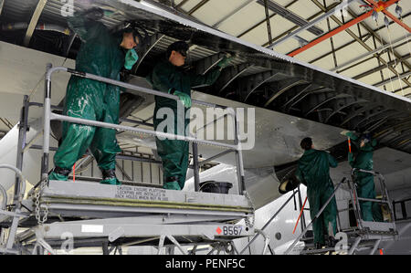 86Th Maintenance Squadron Flieger ein Flügel der C-130J Super Hercules waschen, bevor eine C-2 isochroner (ISO) Inspektion Jan. 4, 2016, an der Air Base Ramstein, Deutschland. Diese Prüfung ist der 14. und letzten C-2 ISO-Kontrolle für den 86th Airlift Wing bis zum Jahr 2020. Ein C-2 ISO-Prüfung dauert ca. zwei Wochen und Ist eine umfangreiche Prüfung eines Luftfahrzeugs, seiner Funktionalität beizubehalten und vorbeugende Wartung durchführen. (U.S. Air Force Foto/Staff Sgt. Timothy Moore) Stockfoto