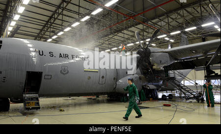 86Th Maintenance Squadron Flieger Waschen ein Super C-130J Hercules vor einem C-2 isochroner (ISO) Inspektion Jan. 4, 2016, an der Air Base Ramstein, Deutschland. Diese Prüfung ist der 14. und letzten C-2 ISO-Kontrolle für den 86th Airlift Wing bis zum Jahr 2020. C-2 ISO-Prüfungen dauern ca. zwei Wochen. (U.S. Air Force Foto/Staff Sgt. Timothy Moore) Stockfoto