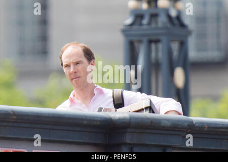 Benedict Cumberbatch auf Lambeth Bridge, London, Filmen Szenen für Kanal 4 Drama 'Brexit', in denen Cumberbatch spielt Dominic Cummings. Mit: Benedict Cumberbatch Wo: London, Großbritannien Wann: 16 Aug 2018 Quelle: WENN.com Stockfoto