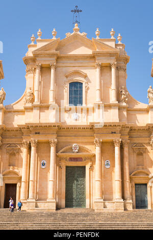 Italien Sizilien antike Netum Noto Antica Mount Alveria wieder aufgebaut nach 1693 Erdbeben barocke Fassade der Kathedrale Duomo gebaut 1776 San Nicolo Kreuz Stockfoto